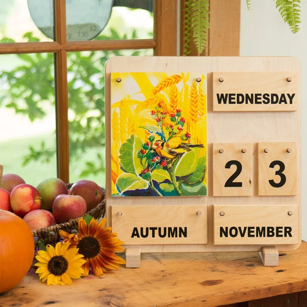 Wooden calendars and replacement plates